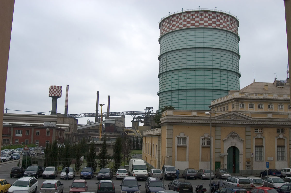 Acciaieria e gasometro limitrofi a Villa Bombrini Acciaieria Gasometro Villa Bombrini Cornigliano